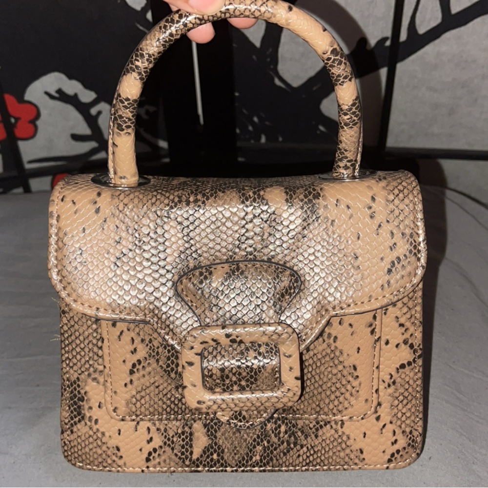 CUUUUTE, cheetah print purse. Never been worn, not even once.
